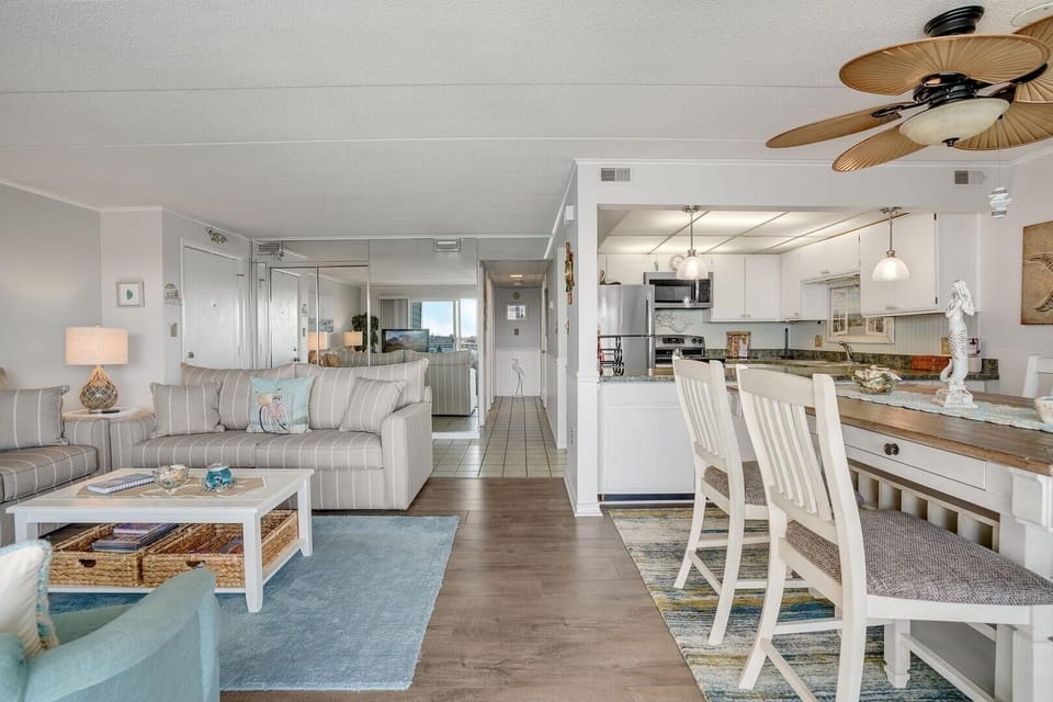 Condo, 2 Bedrooms | Living area