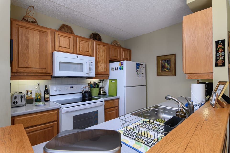 Condo, 1 Bedroom | Private kitchen | Fridge, oven, coffee/tea maker, electric kettle