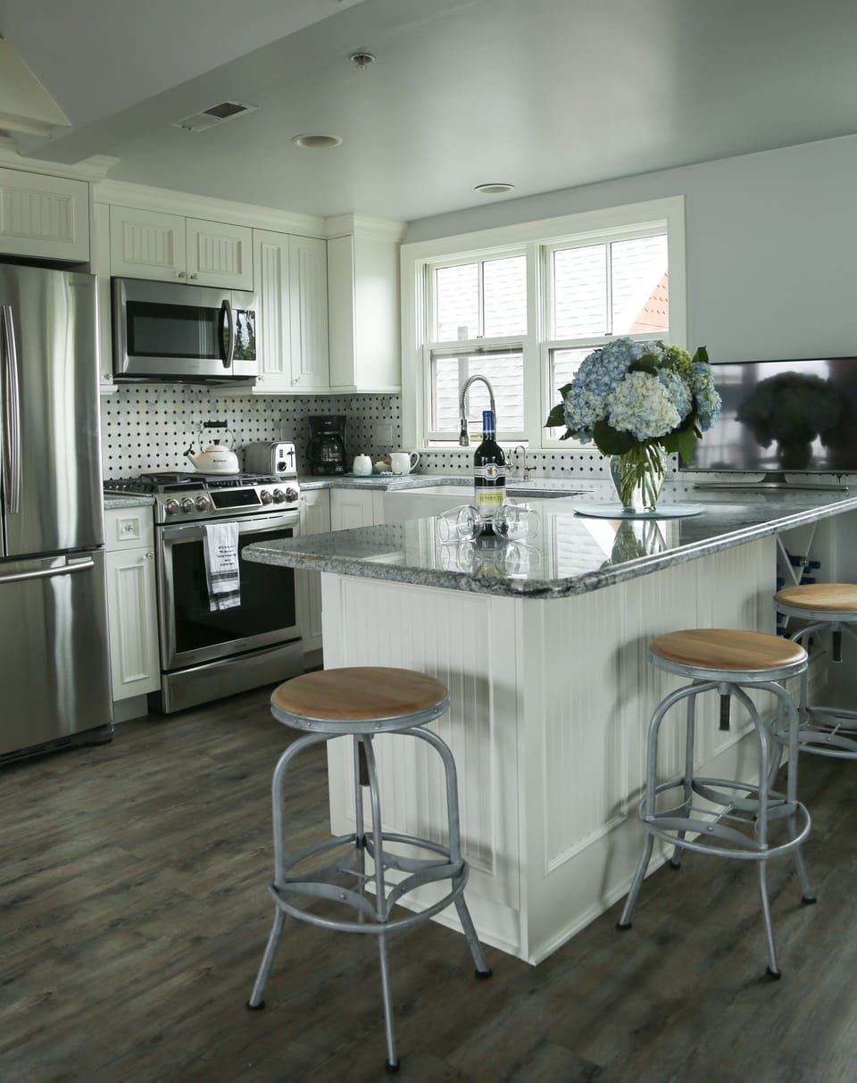 Captain's Quarters, 2 bedroom Luxury Suite | Private kitchen | Coffee/tea maker