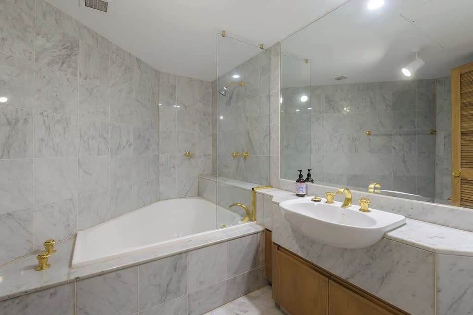 Bathroom - downstairs