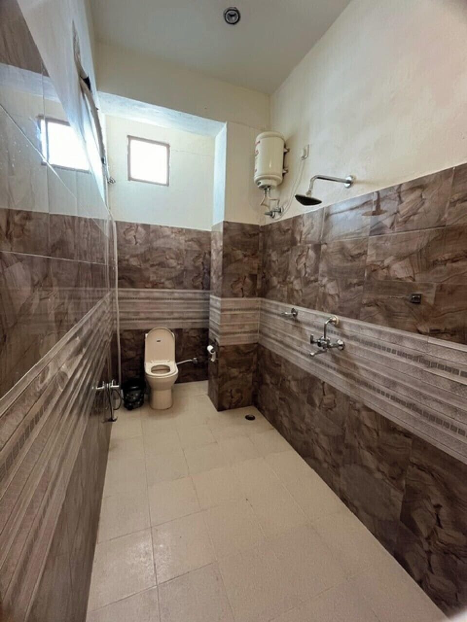 Junior Double Room | Bathroom | Free toiletries, hair dryer (on request), slippers, towels