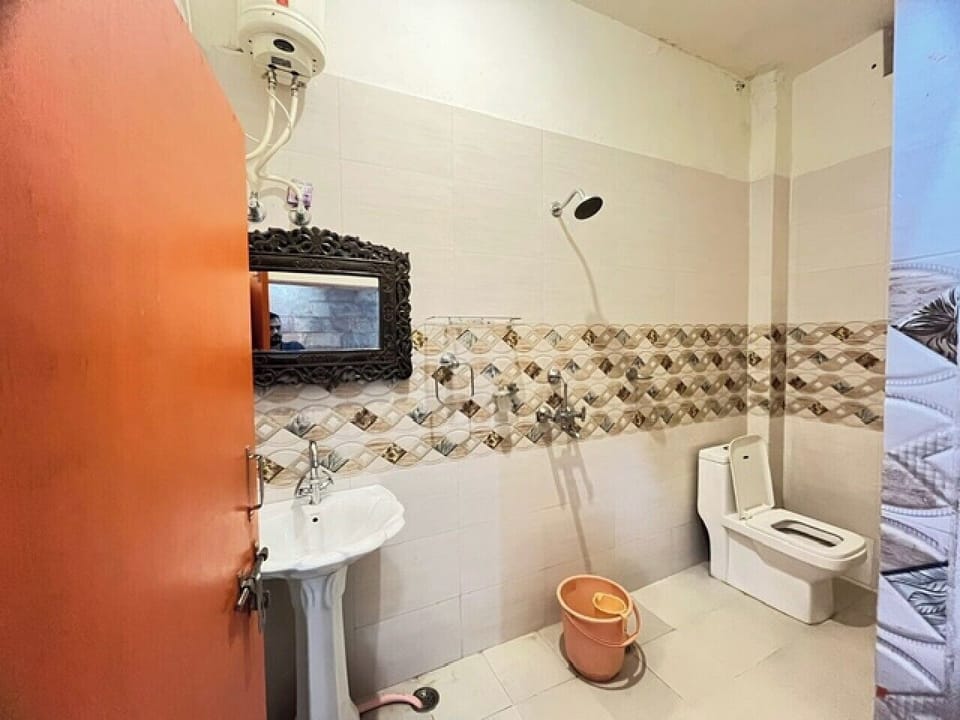 Junior Double Room | Bathroom | Free toiletries, hair dryer (on request), slippers, towels