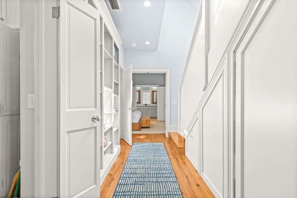 Corridor to the 1st floor King Suite