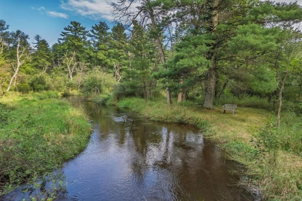 Roche-a-Cri Creek escape with wooded trails, fishing & tranquil views