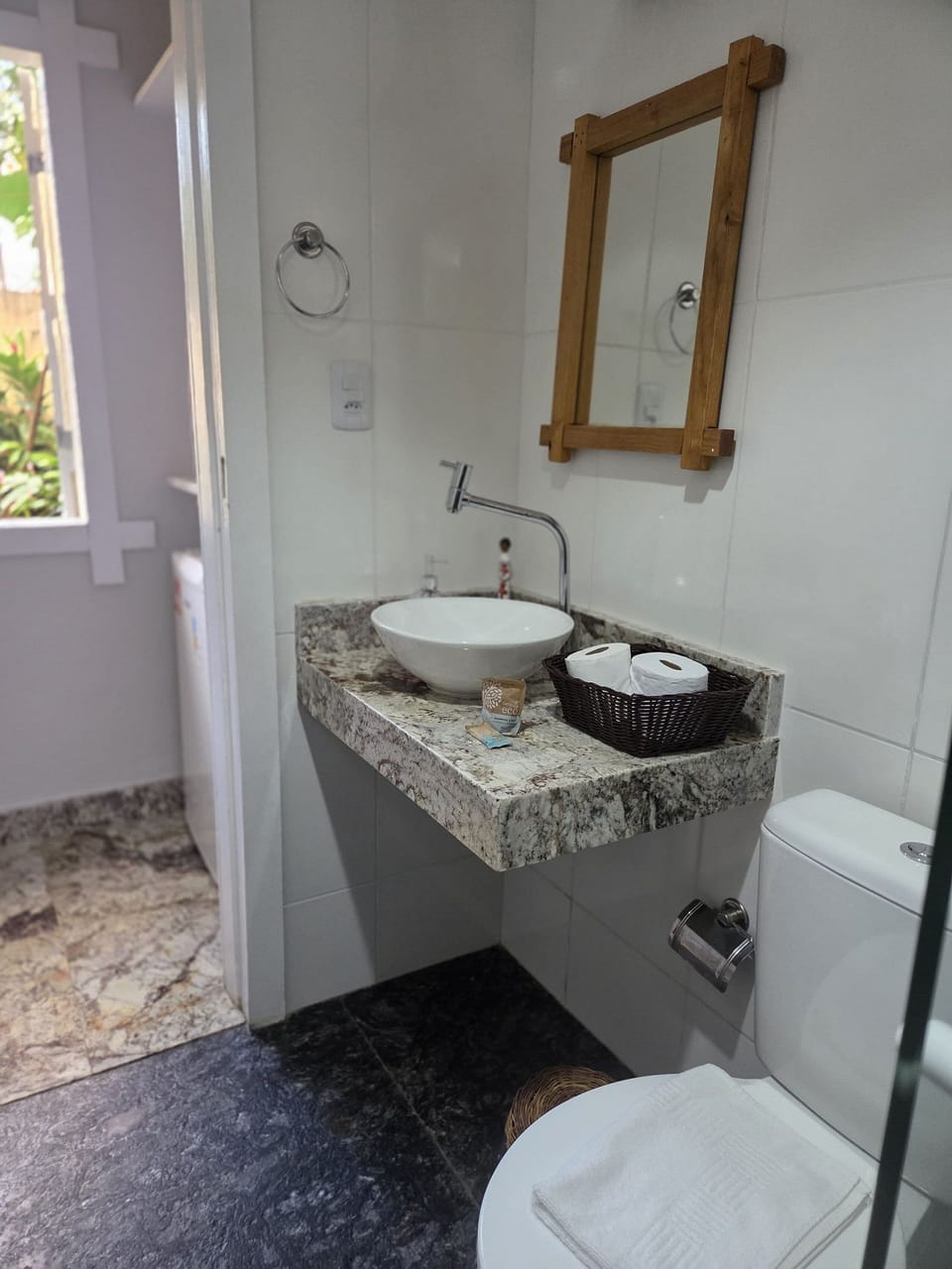 Deluxe Suite | Bathroom | Shower, hair dryer, towels, toilet paper