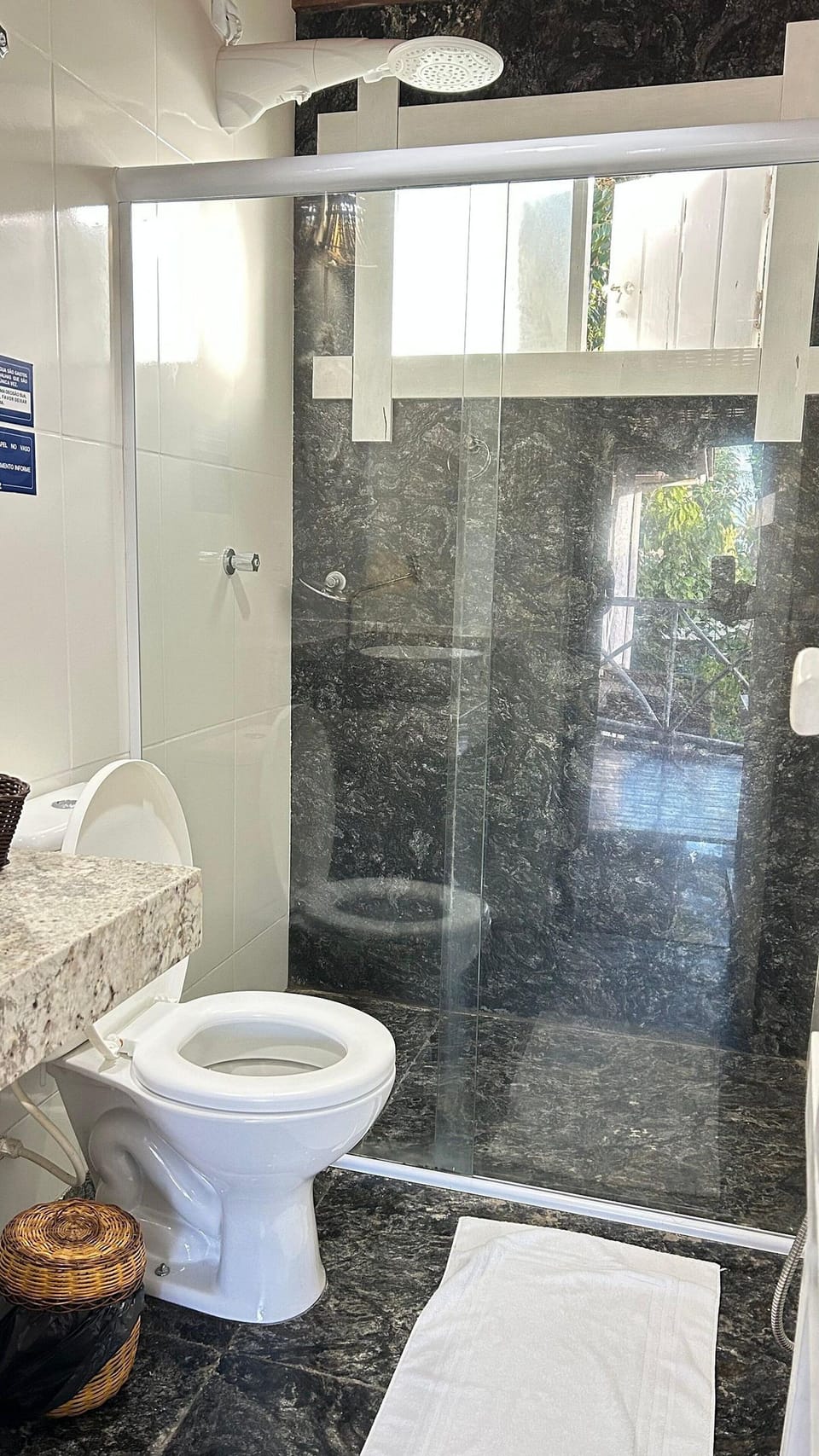 Deluxe Suite | Bathroom | Shower, hair dryer, towels, toilet paper