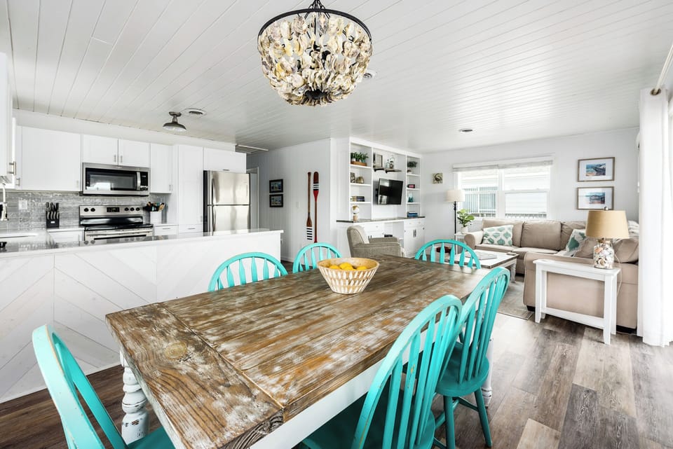 open concept dining, living room and kitchen