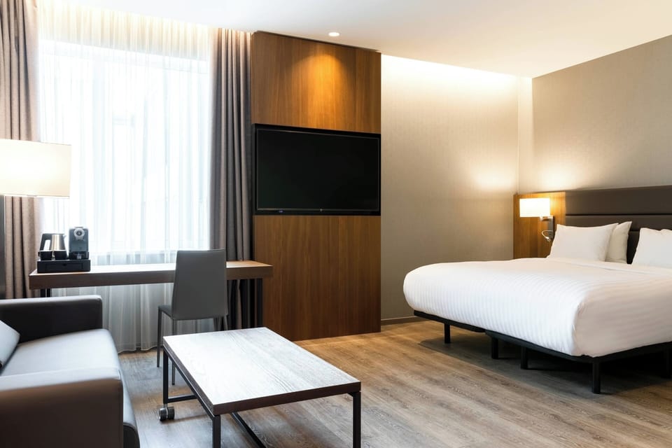 Executive Room, 1 King Bed with Sofa bed | Minibar, in-room safe, desk, iron/ironing board