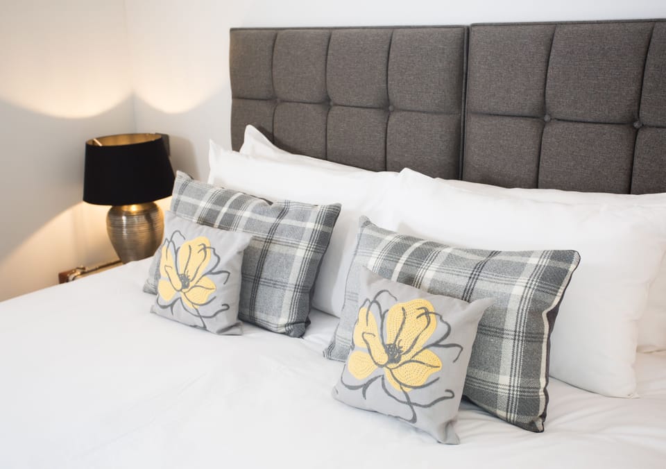 Egyptian cotton sheets, premium bedding, pillowtop beds, desk