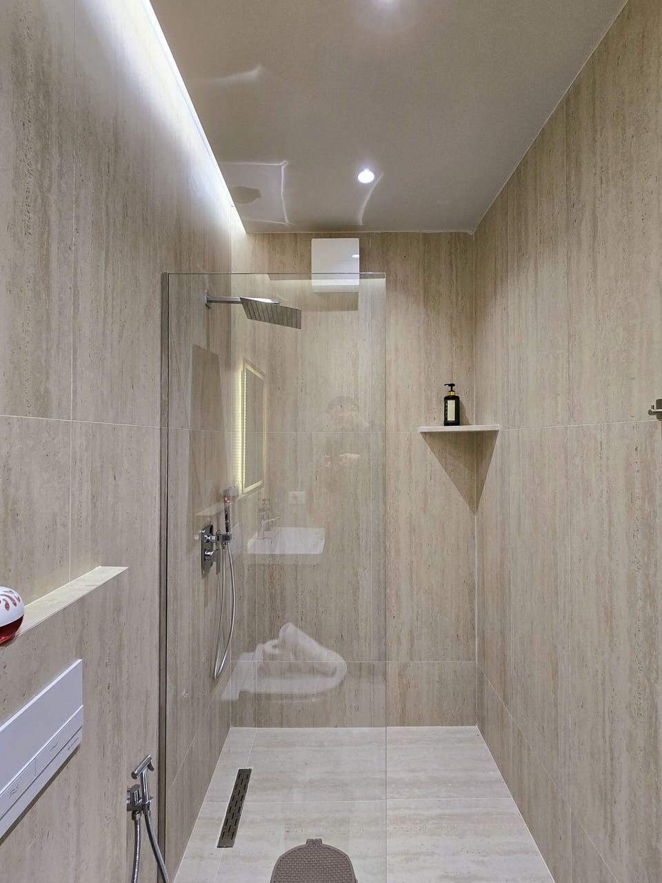 Deluxe Double Room | Bathroom | Shower, hair dryer, towels, soap