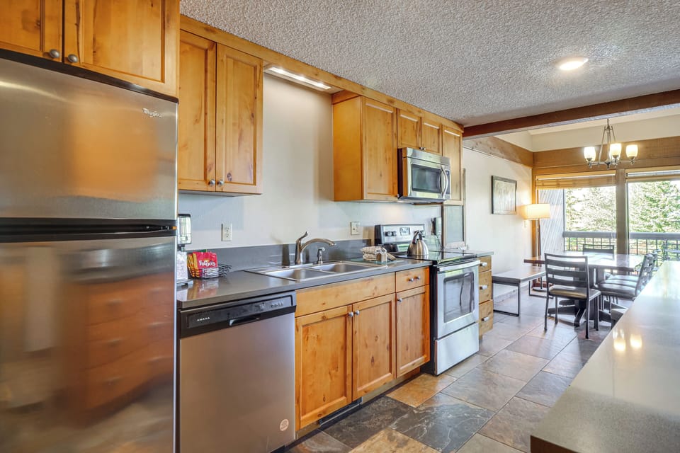 Kitchen | Blender | Toaster | Crockpot | Upper Level