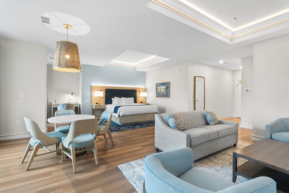 Water View 1 King with Sleeper Sofa | In-room safe, free WiFi, bed sheets, wheelchair access