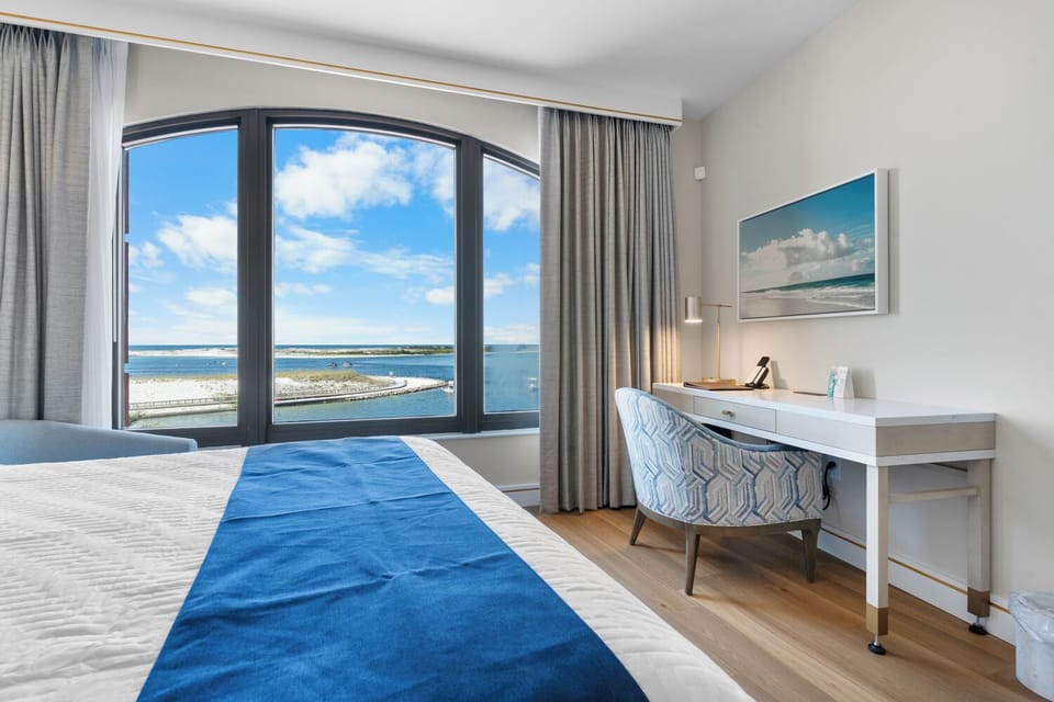 Water View 2 Queens | In-room safe, free WiFi, bed sheets, wheelchair access