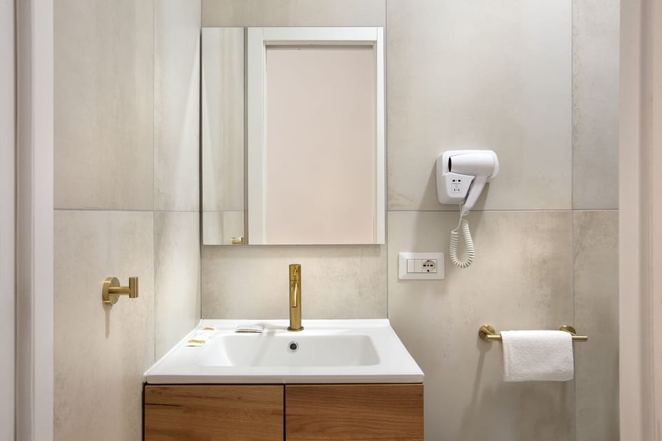 Deluxe Triple Room | Bathroom | Hair dryer, bidet, towels, soap