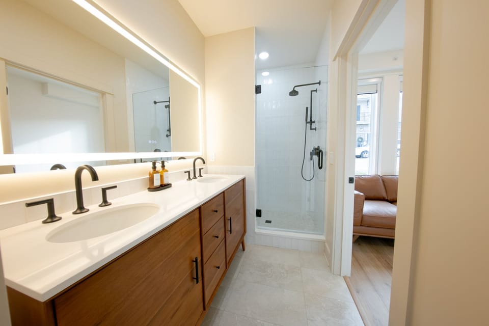 Luxury Double Room, Balcony, City View | Bathroom | Shower, hair dryer, towels, soap