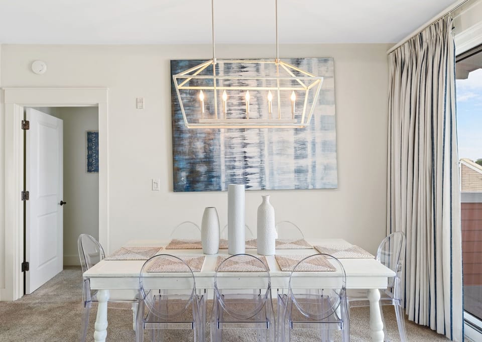Dining Seats 8