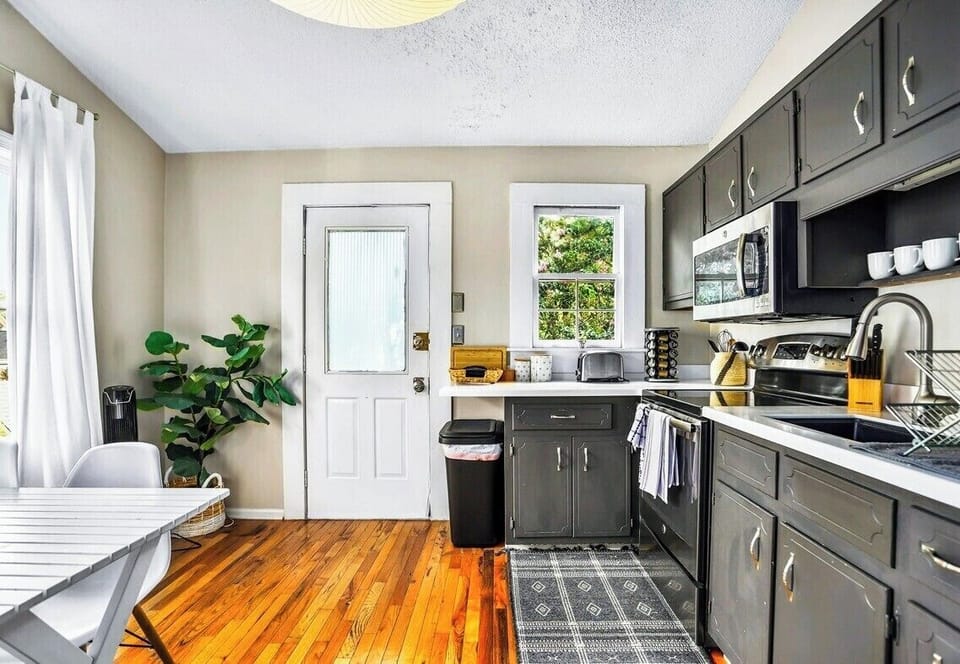 Deluxe House | Private kitchen | Shared fridge, microwave