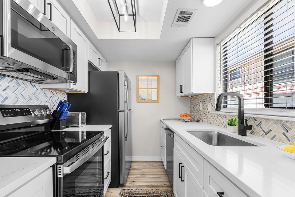 Keurig, blender, pots & pans. Everything to make an amazing meal