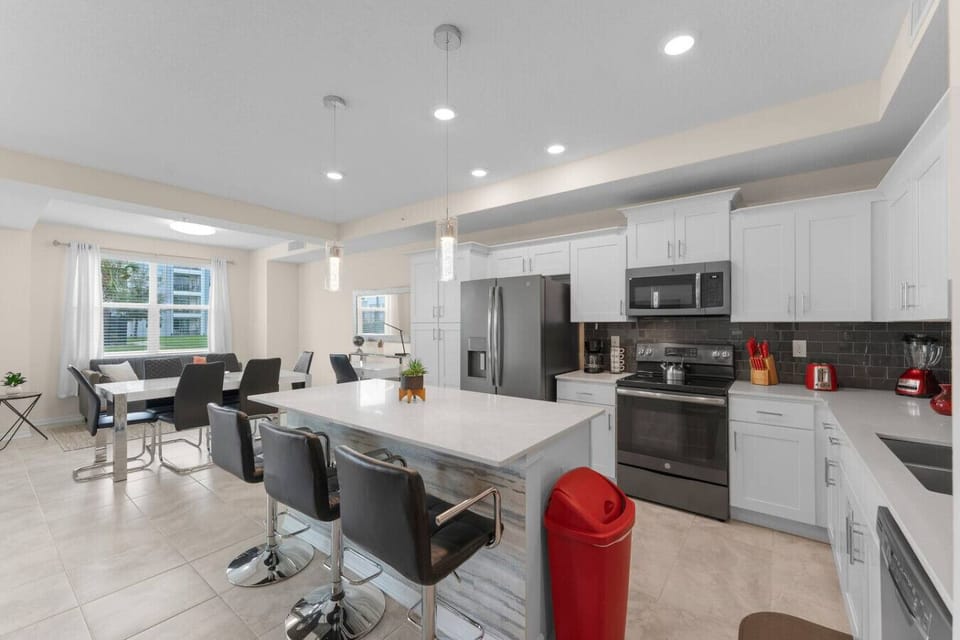 Kitchen Bar ! Disney #Parks #kingdom #springs #StoreyLake #resort #Apartment #Vacation #Rental #waterpark #Kissimmee #Orlando #universal #citywalk
