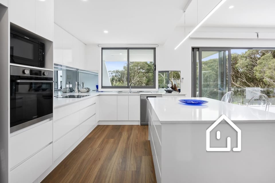 Very well-equipped kitchen with butler’s pantry and Venezia coffee machine