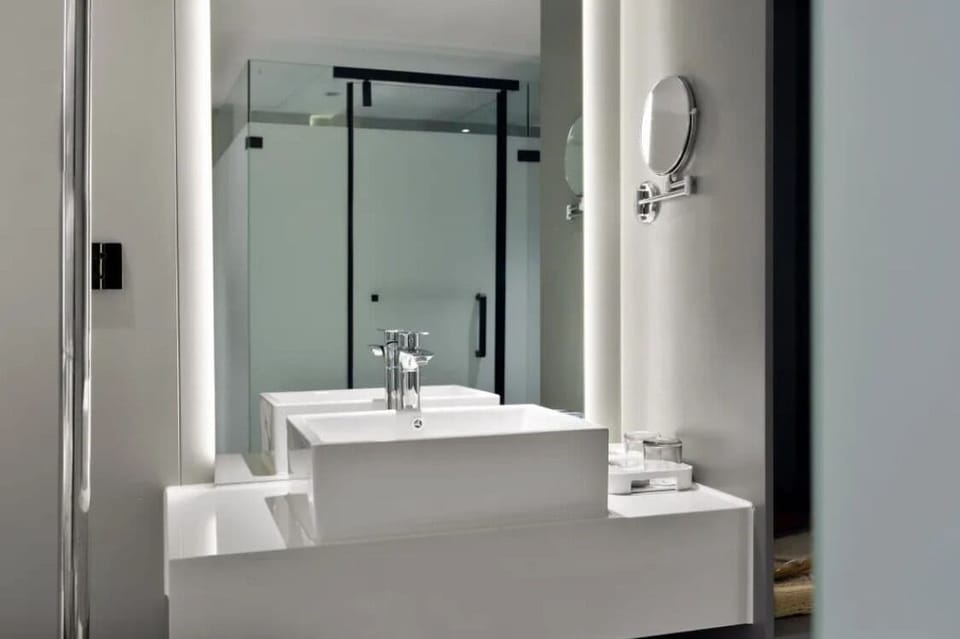 Comfort Single Room, City View | Bathroom | Shower, free toiletries, hair dryer, bathrobes