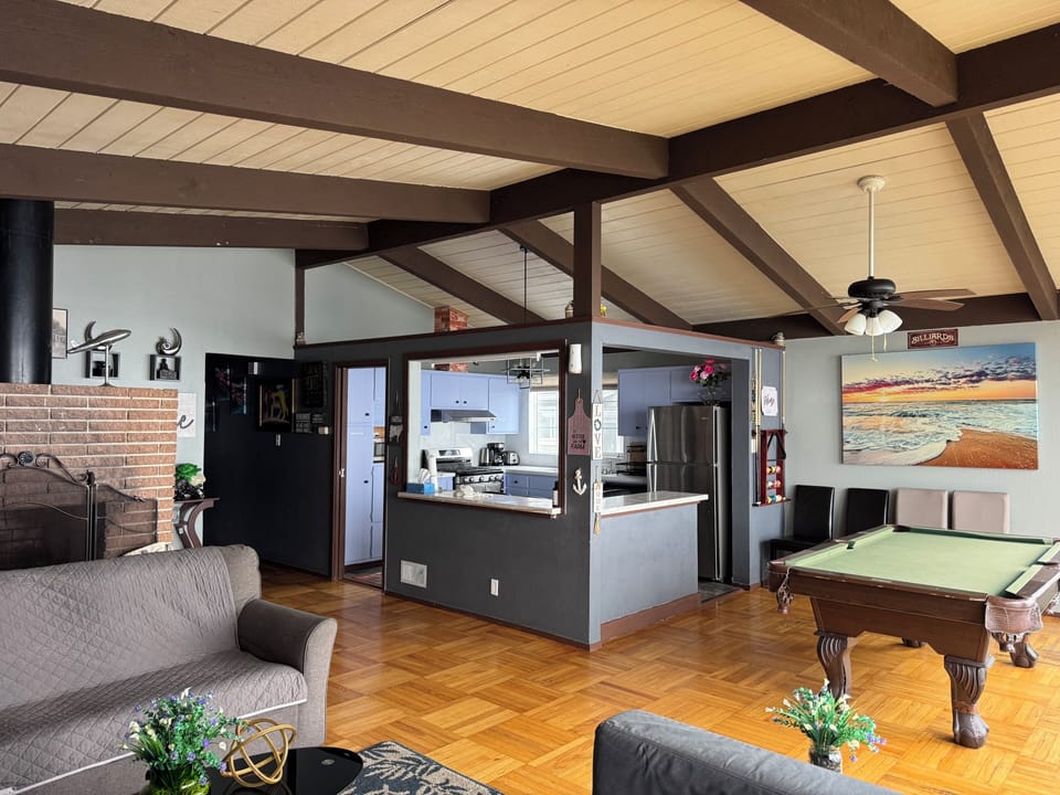 Open kitchen with livingroom