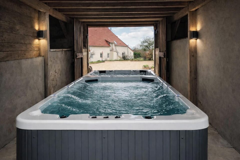 Indoor spa tub
