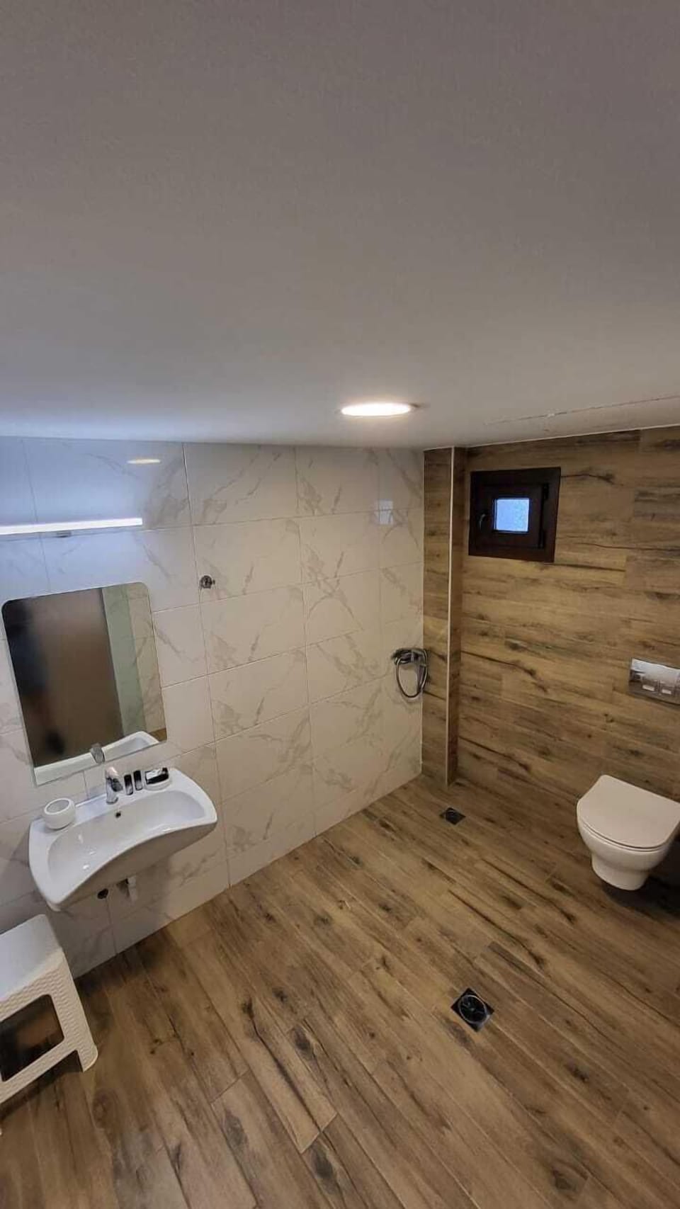 Classic Quadruple Room, Mountain View | Bathroom