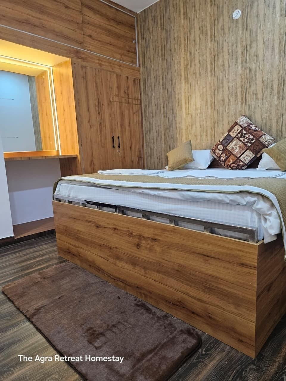 Deluxe Double Room | Laptop workspace, free WiFi