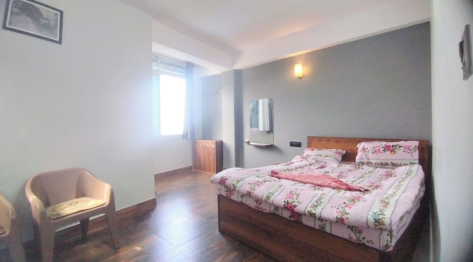 Hypo-allergenic bedding, desk, soundproofing, free WiFi