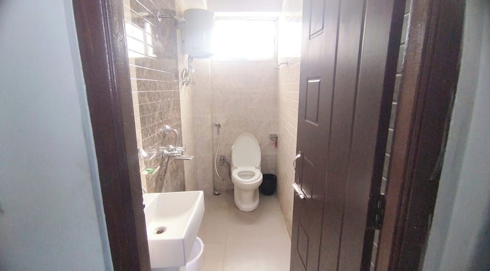 Shower, rainfall showerhead, free toiletries, slippers