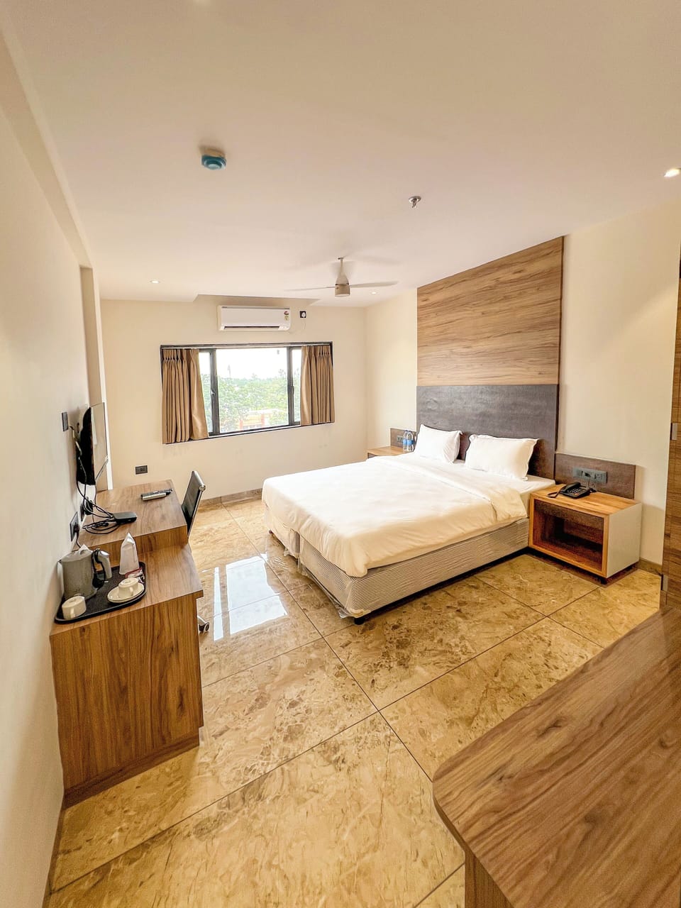 Deluxe Double Room, Non Smoking | Iron/ironing board, free WiFi, wheelchair access
