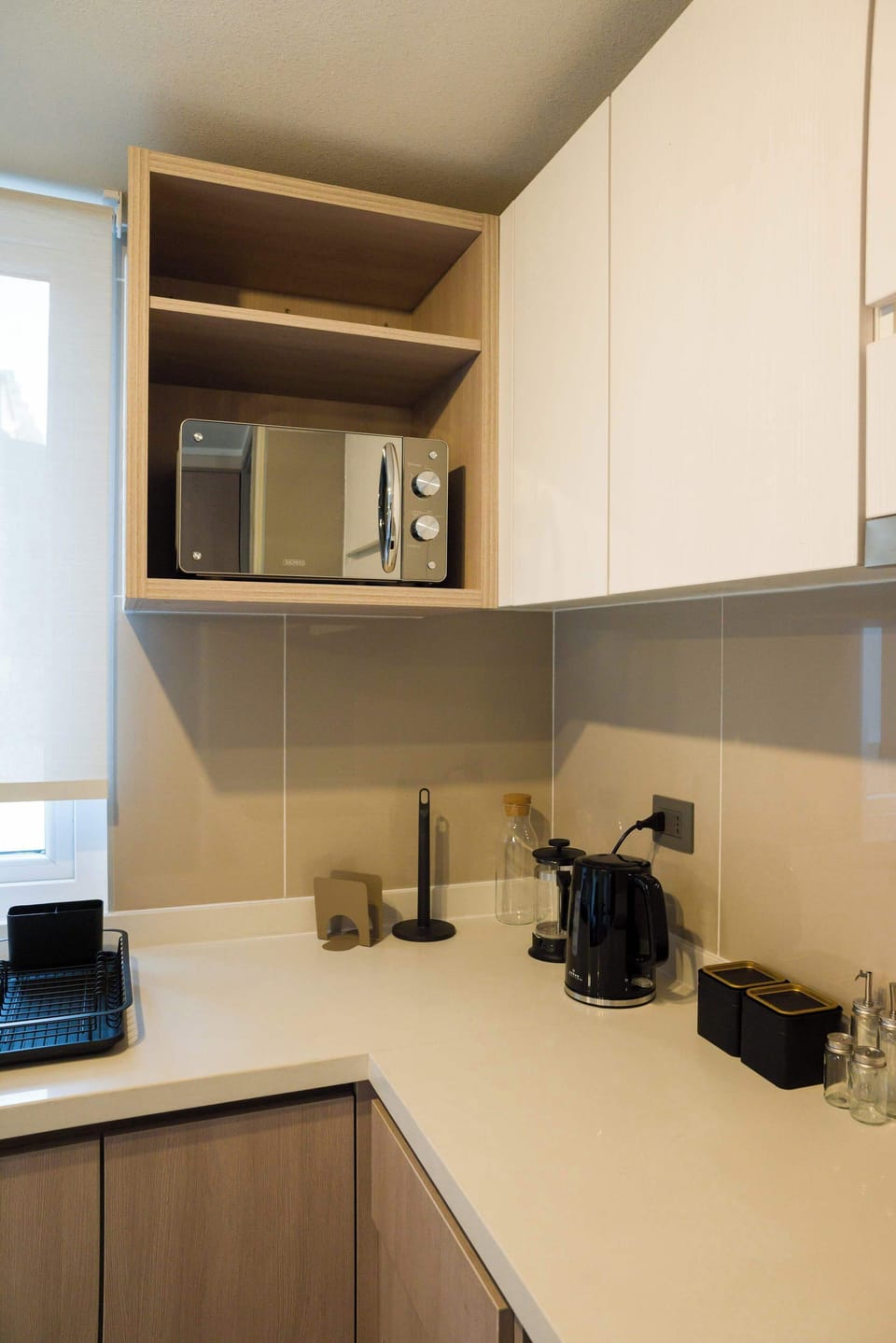Cozy kitchen corner equipped with essentials, perfect for preparing quick meals during your stay.