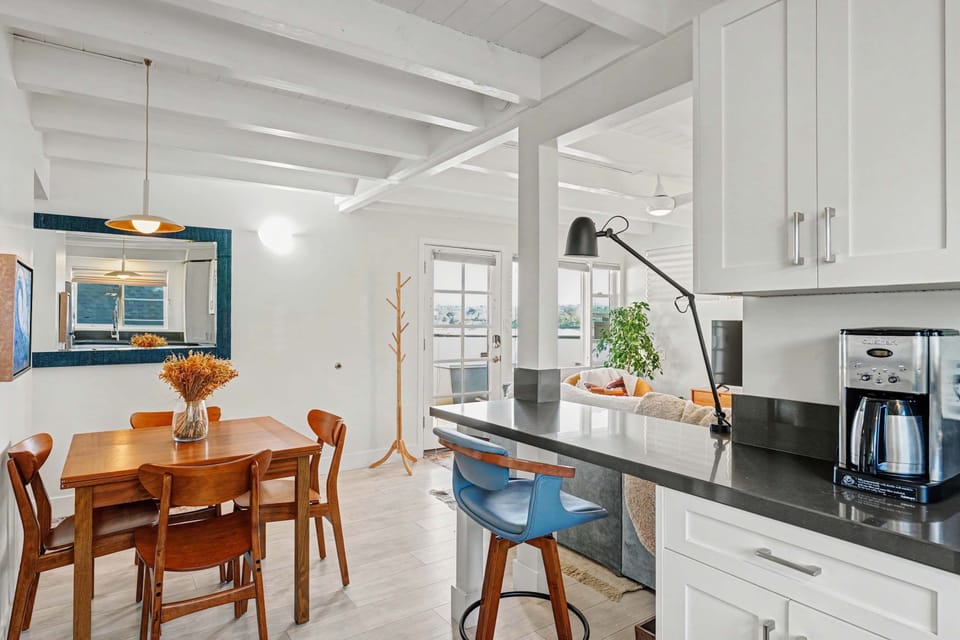 Fully equipped kitchen with a dining table and a working station