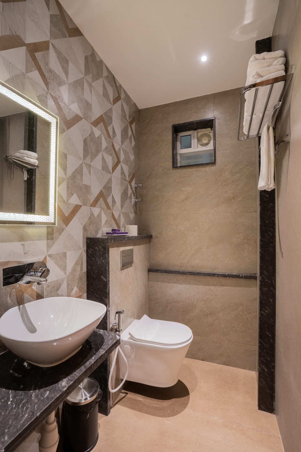Deluxe Suite | In-room safe, desk, laptop workspace, soundproofing