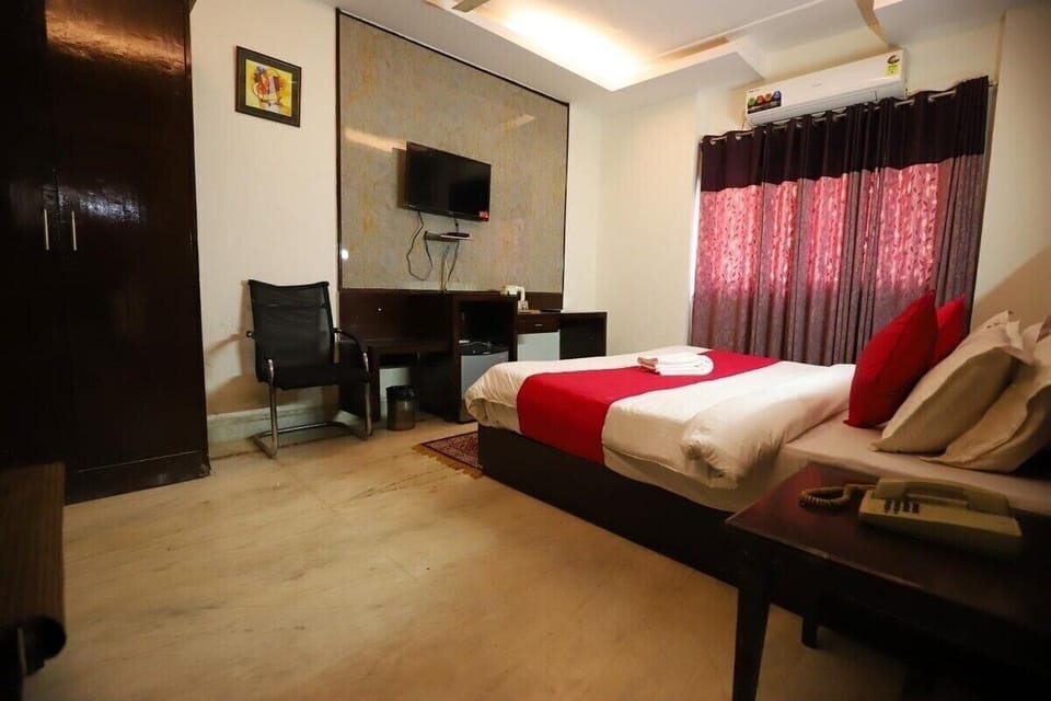 Deluxe Double Room, City View | Desk, laptop workspace, blackout drapes, soundproofing