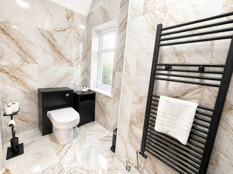 Family Room | Bathroom | Free toiletries, hair dryer, towels, soap