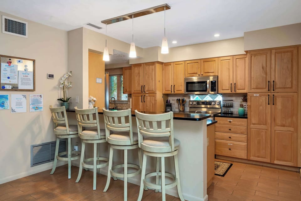 Kitchen and breakfast bar with seating for 4
