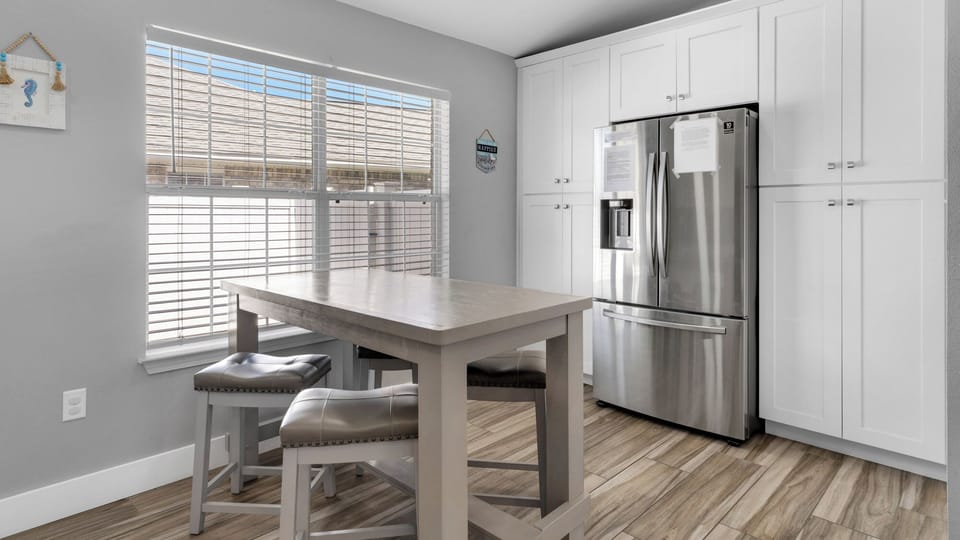 Sweet Retreat - Additional dining area in the kitchen