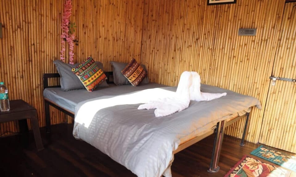 Premium Cabin, Balcony, Mountain View | Premium bedding, individually decorated, individually furnished