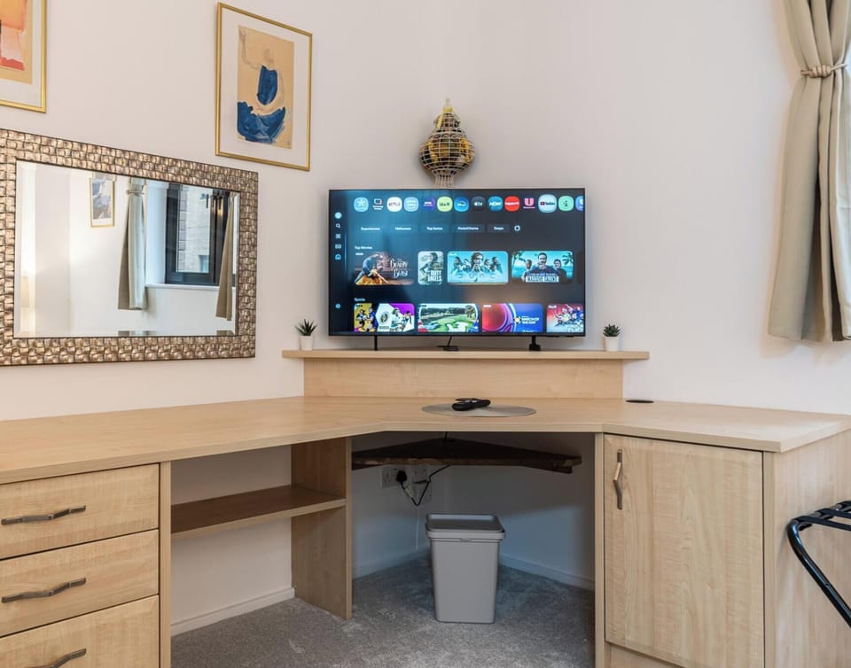 SMART TV, DRESSING AND WORKSPACE