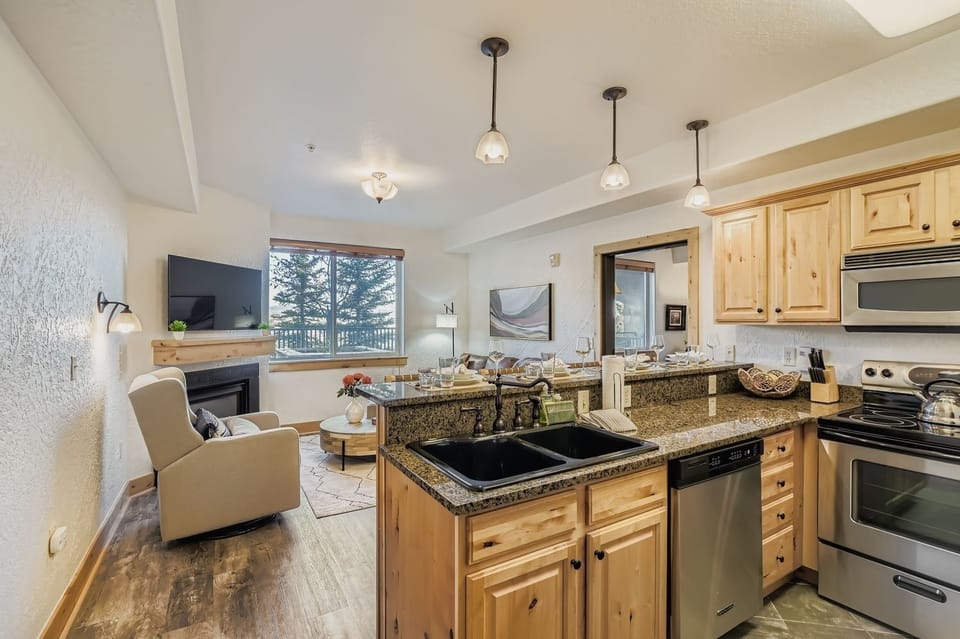 Condo, 1 Bedroom | Private kitchen | Coffee/tea maker, fridge, oven, electric kettle
