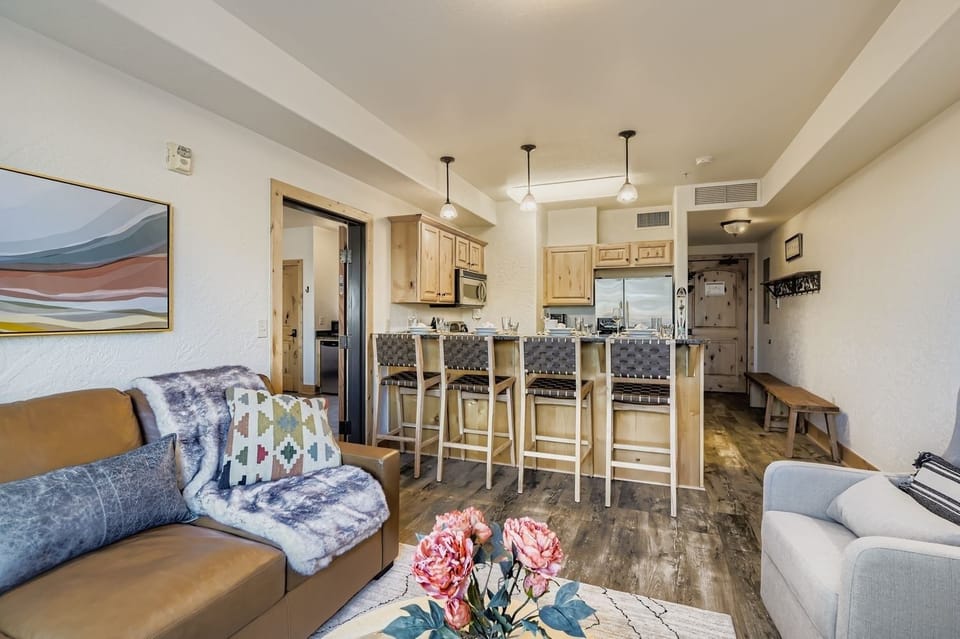 Condo, 1 Bedroom | Living area