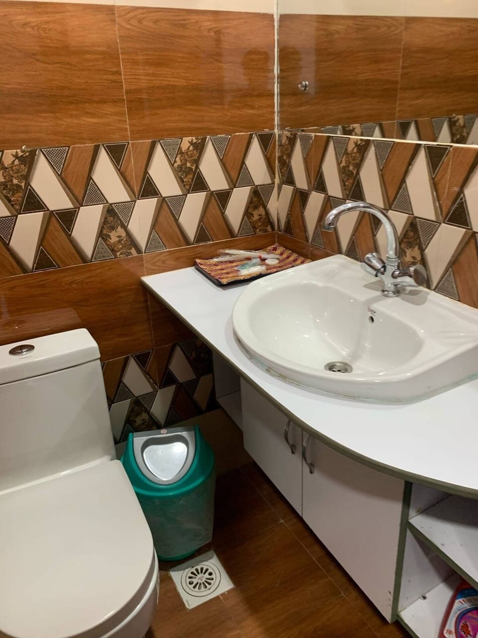 Triple Room, Garden View | Bathroom | Combined shower/tub, free toiletries, slippers, bidet