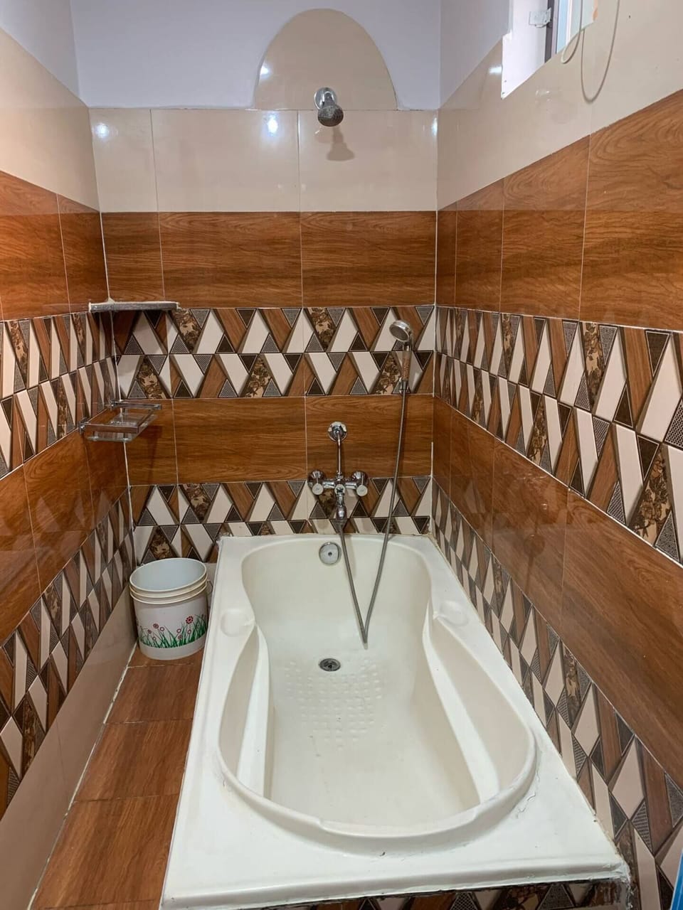 Triple Room, Garden View | Bathroom | Combined shower/tub, free toiletries, slippers, bidet