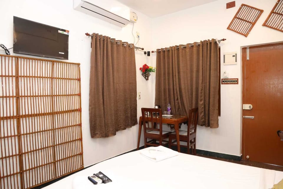 Laptop workspace, iron/ironing board, free WiFi, bed sheets