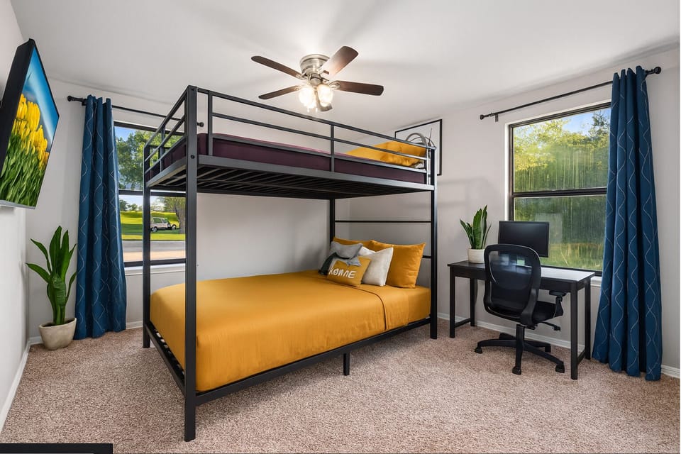 House | 4 bedrooms, desk