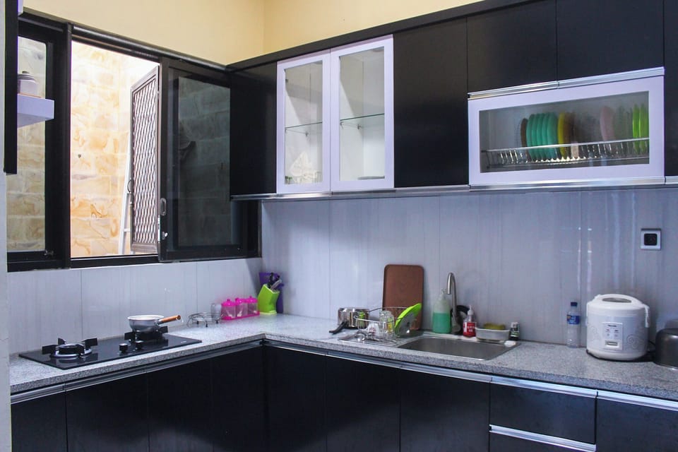 Full-size fridge, microwave, stovetop, dishwasher