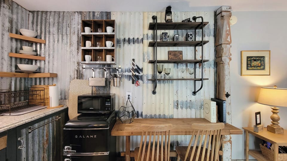 Studio, 1 Queen Bed, Kitchenette | Living area