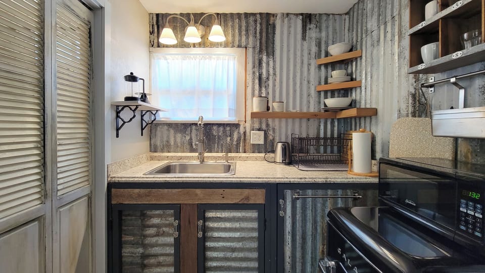 Studio, 1 Queen Bed, Kitchenette | Private kitchenette | Coffee/tea maker, electric kettle, toaster, paper towels